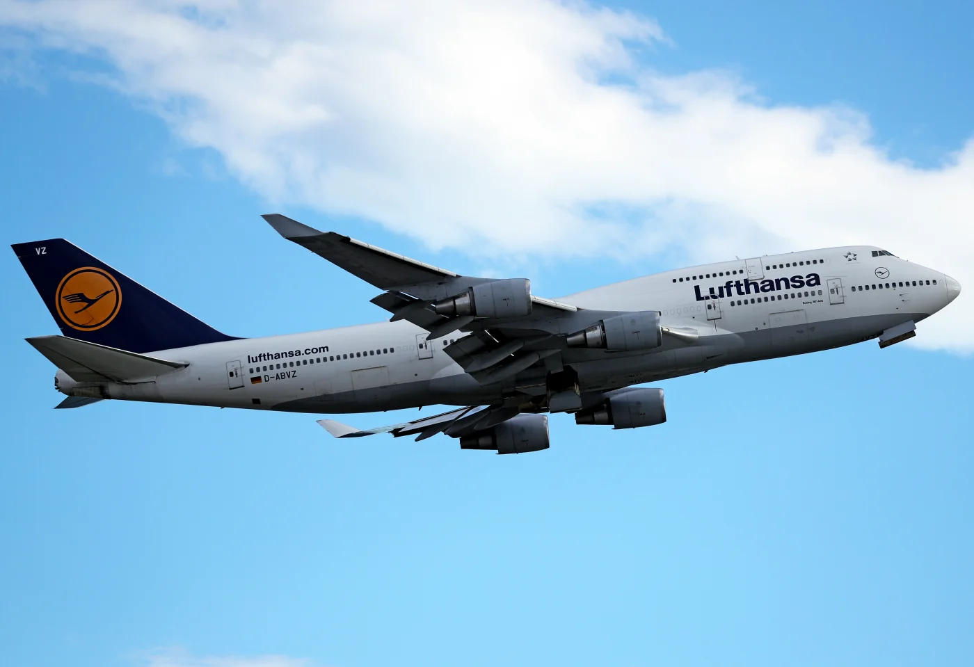lufthansa-boeing-747.webp
